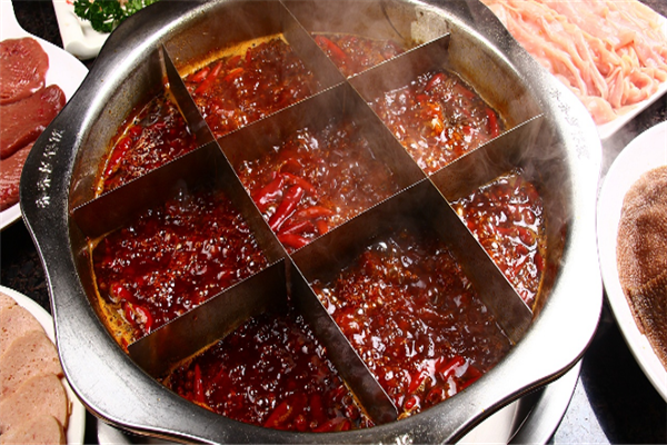  />
</div>
　　九宮格老火鍋串串主營綠色羊肉火鍋，民族特色食品及優(yōu)質(zhì)牛羊肉。九宮格老火鍋串串成立以來以“誠信為本，同興共榮”的經(jīng)營主旨，為加盟商發(fā)明了優(yōu)厚的條件及成功提升/增加，僅二年，就已在全國進(jìn)步了四個(gè)分公司，三個(gè)省級代理、八個(gè)市級代理及數(shù)十家加盟店，使一批志力于綠色餐飲的有識之士走上了成功進(jìn)步之路。<br />
　　九宮格老火鍋串串一體的“不沾小料”特色火鍋肉浸湯鮮美，湯增肉香濃，吃肉喝湯，越涮越香，強(qiáng)精健髓，滋陰補(bǔ)陽成長為中華餐飲界的一支奇葩。九宮格老火鍋串串下屬的酒店及加盟店開業(yè)以來，以火暴的用餐場景及鮮美的品嘗羸得了同行的刮目相看。在鞏固如今成績的同時(shí)，公司建設(shè)了錫盟太仆寺旗、蘇尼特左旗、右旗等羊肉飼養(yǎng)加工基地，并已經(jīng)與食品研發(fā)機(jī)構(gòu)、廣告策劃、信息網(wǎng)絡(luò)策劃部門、金融機(jī)構(gòu)以及餐飲界同行建設(shè)了合格的協(xié)作、聯(lián)營關(guān)系，為公司今后的進(jìn)步奠定了堅(jiān)實(shí)的基礎(chǔ)。<br />
　　近年來，中華餐飲界百花齊放，群雄爭霸。小牧羊餐飲連鎖公司應(yīng)運(yùn)而生，公司董事會聘請了十余位具備火鍋餐飲經(jīng)驗(yàn)的教授，業(yè)內(nèi)廚藝，在原有的官制自有工藝基礎(chǔ)上參與三十余味珍貴中草藥及調(diào)味品，有珍貴的蓯蓉、當(dāng)歸、人參等，也有草原特有的甘草、黃芪、枸杞、沙子蔥籽等食之無藥味的火鍋底料。在加上公司牧供的綠色羔羊肉，肥牛，具備民族特色，又契合新潮快餐文明。成為集美食文明與滋補(bǔ)營養(yǎng)為一體的“不沾小料”特色火鍋肉浸湯鮮美，湯增肉香濃，吃肉喝湯，越涮越香，強(qiáng)精健髓，滋陰補(bǔ)陽成長為中華餐飲界的一支奇葩。<br />
<br /></div>
</div>
<div   id=