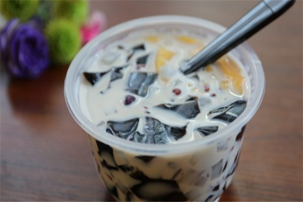  />
</div>
 　　茶飲品牌的數(shù)量眾多，讓大家的選擇豐富，想要尋找本人青睞的茶飲品牌還是比較簡單的。大家覺得大白茶飲怎么樣？這是一家令人喜愛的人氣茶飲店，店內(nèi)推出了眾多的新品，品嘗各異，選擇豐富，令人目不暇接，諸多人都青睞光顧這個茶飲店，奉獻出可觀的銷量。<br />
 　　為了滿足消費者的需要，大白茶飲一直的致力創(chuàng)建，精選優(yōu)質(zhì)、健康、綠色的原物料，為食客帶來能夠盡情享用的奶茶，低糖低脂，不必擔心發(fā)胖的問題。大白茶飲怎么樣？產(chǎn)品一直升級，依據(jù)消費者多變的品嘗來研發(fā)新品，不只僅有蛋糕奶茶系列，還有鮮牛乳和咖啡系列，不論春夏秋冬，在大白茶飲總能找到青睞的茶飲。<br />
 　　現(xiàn)在大白茶飲風靡全場！深受消費者喜愛，每家生意都還可觀。大白茶飲怎么樣？幾年來始終堅持做健康的奶茶飲品，對飲品方面的要求是十分的嚴格的，不只僅想要為消費者提供更好的口感享用，更是想為消費者帶來一份健康和營養(yǎng)。大白茶飲精益求精，成為如今市場中較具備名氣的奶茶加盟品牌。想要獲得客戶的喜歡和肯定，就要充分扶持茶飲的口感和質(zhì)量，兼具了健康和美味的茶飲產(chǎn)品對消費者的優(yōu)越性也會成倍增加，大白茶飲怎么樣？全部選用新鮮原料，現(xiàn)萃原液，手工現(xiàn)做，全力打造統(tǒng)一的品牌形象效應(yīng)，大白茶飲品牌優(yōu)勢的樹立來向終端消費者傳遞種種商業(yè)信息；提升/增加每一杯飲品的口感和滋味，既好喝又健康，并且價格實惠，物美價廉。<br /></div>
</div>
<div   id=