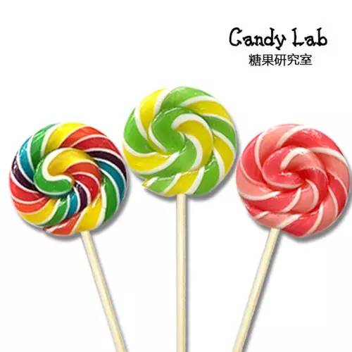  /> </p><p>Candy Lab糖果完全是純手工制作，過程中沒有應(yīng)用任何機(jī)械設(shè)施，依托的糖果師們高超的技術(shù)、日積月累的豐富經(jīng)驗(yàn)、匠心具備的發(fā)明力，以及強(qiáng)壯有力的臂膀。Candy Lab的糖果師們在傳統(tǒng)的手工制糖術(shù)基礎(chǔ)上，堅(jiān)持采納進(jìn)口原料制作確保健康，咱們努力讓每一款品嘗都能刺激到你一萬個(gè)味蕾，全透明的制作過程，現(xiàn)場飄出的甜蜜滋味，從視覺和味覺都讓你忍不住口味一顆。糖果師們都是經(jīng)過嚴(yán)格培訓(xùn)，互相需求極大的配合度，才能順利完成從煮糖到切糖中間十幾道復(fù)雜的工序，正式由于如此，才有了Candy Lab糖果的難得和純手工的價(jià)值性。而讓咱們更自豪的是咱們自創(chuàng)建以來不斷在堅(jiān)持的創(chuàng)性，不只僅體如今糖果品嘗的獨(dú)一無二以及圖案設(shè)計(jì)的單獨(dú)，就是線下售賣專賣店到線上網(wǎng)站店鋪的保護(hù)都致力爭取做到統(tǒng)一及難得。因此具備極高的辨識度，咱們的品牌文明也隨之延伸，影響到每一位客戶。咱們擁有成熟的糖果售賣渠道，截至目前全國擁有近50家專賣店。但咱們從未停下進(jìn)步的腳步，時(shí)刻預(yù)備迎接未知的挑戰(zhàn)。Candy Lab渴望每天都能給你帶來新發(fā)現(xiàn)，在一直的新口味試過程中喚醒你的全新感受，激發(fā)你的想象力，領(lǐng)會生活的樂趣。Candy Lab的糖果師們擁有高超的技巧水平可以在糖果上做出文字或者字母。他們會聯(lián)合你的靈感,你的思想,你的需要來制作專屬于你的糖果，不限場合、不限顏色、不限品嘗。的“私人訂制”服務(wù)邀請你來體驗(yàn)！ </p></div></div>
</div>
<div   id=